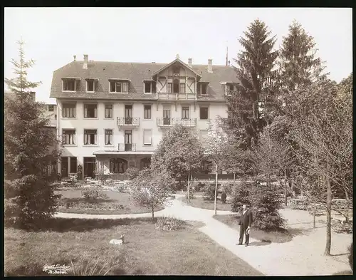 Fotografie Gustav Salzer, Baden-Baden, Ansicht Baden-Baden, Gasthaus mitTerrasse & Gartenanlage, Grossformat 28 x 21cm