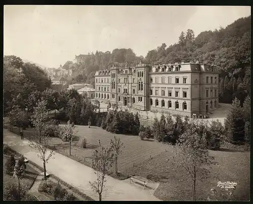 Fotografie Gustav Salzer, Baden-Baden, Ansicht Baden-Baden, Strasse am Landesbad Merkur, Grossformat 27 x 21cm