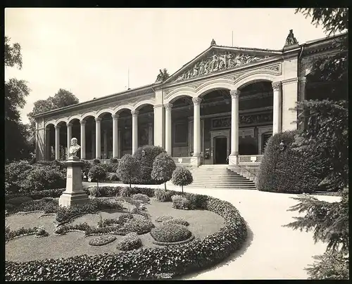 Fotografie Gustav Salzer, Baden-Baden, Ansicht Baden-Baden, Büste Kaiser Wilhelm I. vor der Trinkhalle, 27 x 21cm