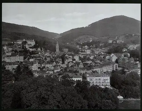 Fotografie Gustav Salzer, Baden-Baden, Ansicht Baden-Baden, Stadt-Panorama mit Hotel De L'Europe, Kirche, 27 x 21cm