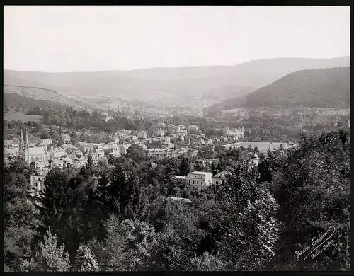 Fotografie Gustav Salzer, Baden-Baden, Ansicht Baden-Baden, Panorama der Stadt mit Evangelischer Kirche & Hotel Bellevue