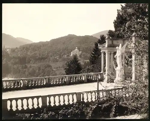 Fotografie Gustav Salzer, Baden-Baden, Ansicht Baden-Baden, Engel-Plastik & Pavillon Das Echo, Grossformat 27 x 21cm