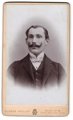 Fotografie Globus Atelier, Berlin, Leipziger Strasse 132 /135, Junger Herr mit gewichstem Moustache