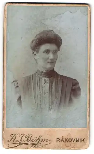 Fotografie K. J. Böhm, Rakovnik, Dame mittleren Alters mit Hochsteckfrisur im schlichten Rüschenkleid
