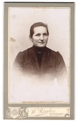 Fotografie W. Rössle, Stuttgart, Junge Dame mit markanter Nase