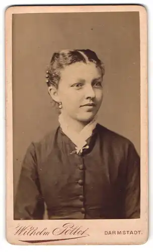 Fotografie Wilhelm Pöllot, Darmstadt, Elisabeth-Str. 31, Heranwachsende Schönheit mit prunkvollen Ohrringen