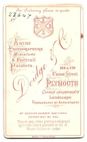 Fotografie Doidge & Co., Plymouth, Union Street, Mürrisch schauendes kleines Mädel mit Blumenkorb