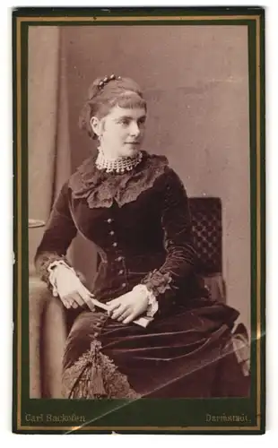 Fotografie Carl Backofen, Darmstadt, Riedeselstrasse 37, Junge Dame im figurbetonten Samtkleid