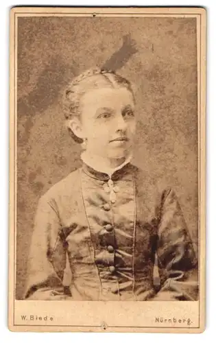 Fotografie W. Biede, Nürnberg, Lauferthorgraben 21, Junges Mädchen mit hübschem Gesicht