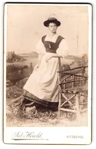 Fotografie Seb. Herold, Kitzbühel, Heranwachsende Dame im alpinen Kleid