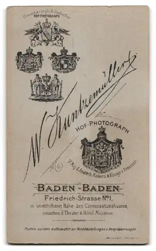 Fotografie W. Kuntzemüller, Baden-Baden, Friedrichstrasse 1, Knirps im Matrosenanzug und neutralem Gesichtsausdruck