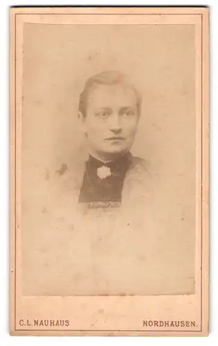 Fotografie C. L. Nauhaus, Nordhausen, Vor dem Vogel 17, Junge Dame im hochwertigen Rüschenkleid