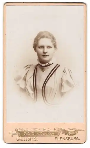 Fotografie Wilh. Tümler, Flensburg, Grosse Str. 21, Heranwachsende im hochwertigen Rüschenkleid mit Puffärmeln