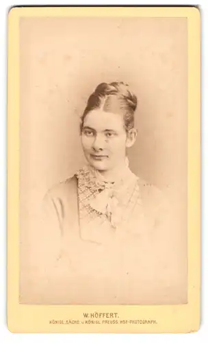 Fotografie W. Höffert, Dresden, Seestr. 10, Heranwachsendes Mädchen mit geflochtener Hochsteckfrisur