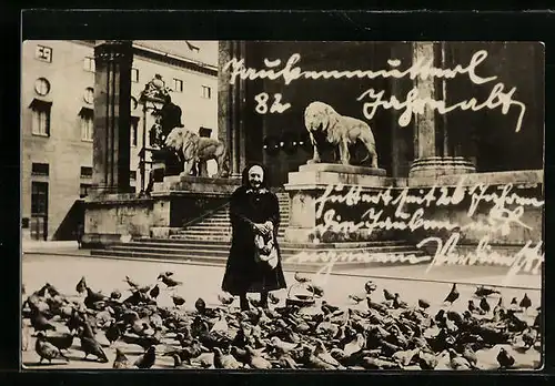 Foto-AK München, Ältere Dame füttert Tauben vor der Feldhernhalle