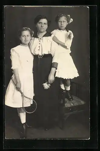 Foto-AK Familienportrait, Mädchen mit Tennis-Schläger
