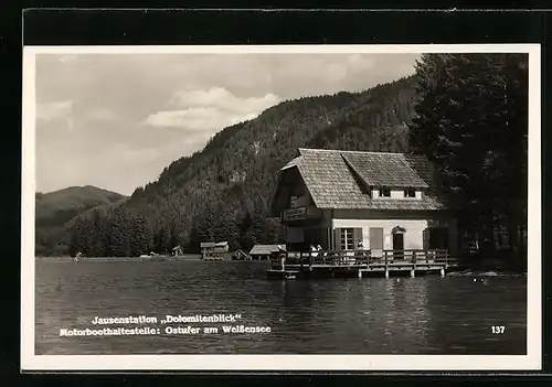 AK Weissensee, Jausenstation und Gasthaus Dolomitenblick mit Motorboothaltestelle am Ostufer des Sees