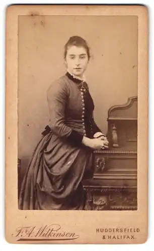 Fotografie F. A. Wilkinson, Huddersfield, Byram Arcade, Junge Dame an einer Anrichte