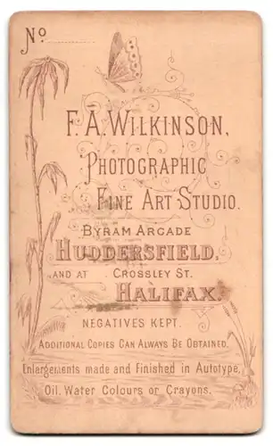 Fotografie F. A. Wilkinson, Huddersfield, Byram Arcade, Junge Dame an einer Anrichte