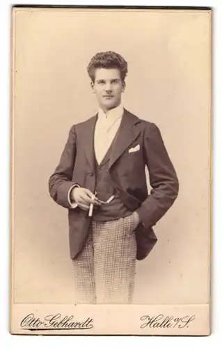Fotografie Otto Gebhardt, Halle a. S., Grosse Ullrich-Strasse 10, Eleganter junger Herr in lässiger Pose mit Zigarette