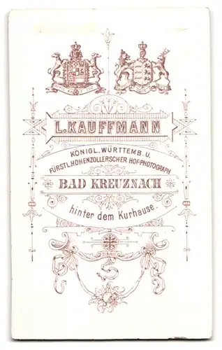 Fotografie L. Kauffmann, Bad Kreuznach, hinter dem Kurhaus, Junge hübsche Dame in modischer Bluse