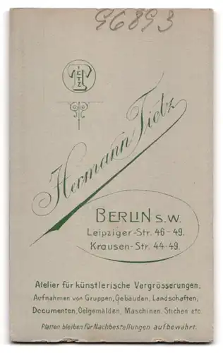 Fotografie Hermann Tietz, Berlin, Leipziger Str. 46-49, Junge Frau in weisser Rüschenbluse