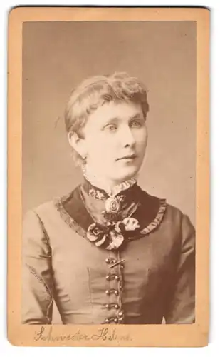 Fotografie J. H. Klein, Schönebeck a. E., Elbstrasse 10, Junge Dame in edler Bluse mit Brosche und Blütenschmuck