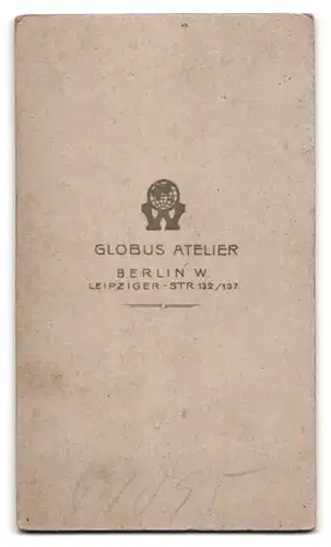 Fotografie Globus Atelier, Berlin, Leipziger Strasse 132 / 137, Schöne junge Dame im schwarzen Kleid