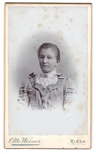Fotografie Otto Werner, Riesa, Kastanienstrasse 81, Junge Dame in modischer Bluse