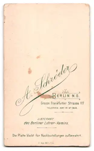 Fotografie Atelier Schröder, Berlin, Grosse Frankfurter Str. 117, Stattlicher Herr mit Fliege und Schnauzbart