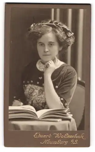 Fotografie Eduard Wolleschak, Naumburg, Windmühlenstr. 30, Junge hübsche Frau mit modischer Frisur vor einem Buch