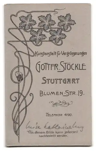 Fotografie G. Stöckle, Stuttgart, Blumenstr. 19, Ältere Dame mit Mittelscheitel und Brosche