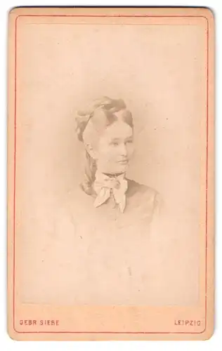 Fotografie Gebr. Siebe, Leipzig, Hotel Stadt Dresden, Schöne junge Dame mit Flechtfrisur