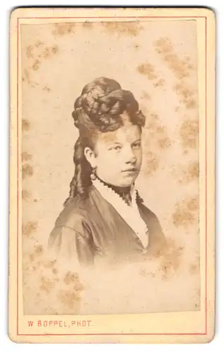 Fotografie W. Boppel, Heidenheim, Junge Dame mit Hochsteckfrisur