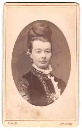 Fotografie F. Halm, Constanz, Augustiner Str. 590, Junge elegante Dame mit Hochsteckfrisur