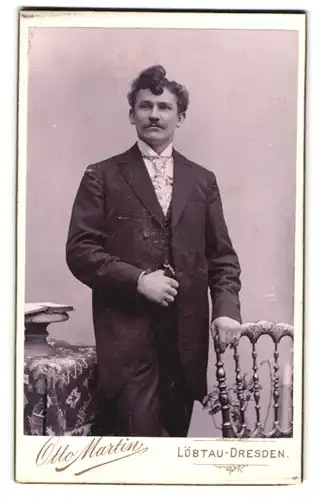 Fotografie Otto Martin, Löbtau-Dresden, Reisewitzerstr. 20, Eleganter Herr mit extravaganter Frisur im Anzug