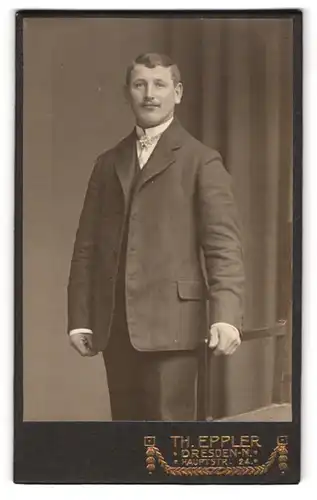 Fotografie Th. Eppler, Dresden, Hauptstr. 24, Eleganter Herr im Anzug mit Krawatte