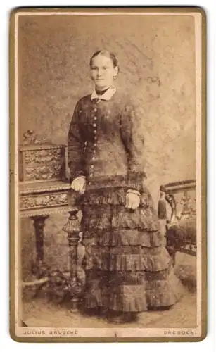 Fotografie Julius Grusche, Dresden, Bautzener Str. 39, Junge Dame im edlen Kleid