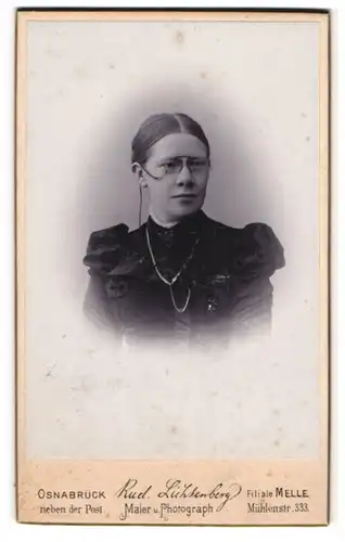 Fotografie Rud. Lichtenberg, Osnabrück, Junge Dame mit Mittelscheitel und Brille