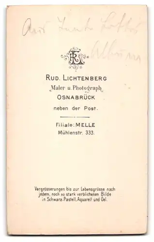 Fotografie Rud. Lichtenberg, Osnabrück, Junge Dame mit Mittelscheitel und Brille