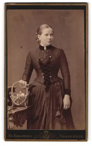 Fotografie Fr. Kahlmeyer, Osnabrück, Bahnhofsplatz 1, Blonde junge Dame im edlen Kleid mit Brosche