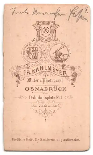 Fotografie Fr. Kahlmeyer, Osnabrück, Bahnhofsplatz 1, Elegante Dame mit Flechtfrisur und Brosche