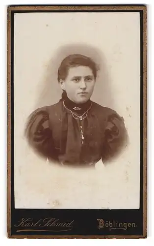 Fotografie Karl Schmid, Böblingen, Bahnhofstrasse, Junge dame in deler Bluse mit Brosche