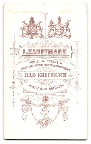 Fotografie L. Kauffmann, Bad Kreuznach, hinter dem Kurhaus, Schlanke blonde Dame im edlen schwarzen Kleid