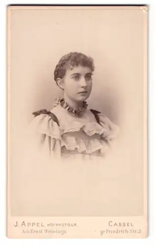 Fotografie J. Appel, Cassel, gr. Friedrich-Str. 3, Hübsche junge Dame mit Flechtfrisur