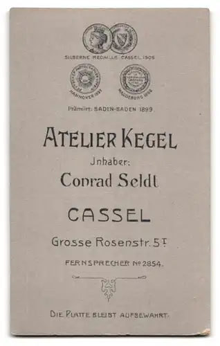 Fotografie Atelier Kegel, Cassel, Grosse Rosenstr. 51, Hübsche junge Dame in Rüschenbluse