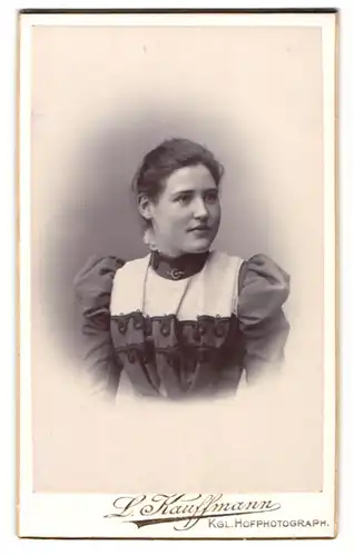 Fotografie L. Kauffmann, Bad Kreuznach, Augusta-Str. 12, Junge Dame in modischer Bluse