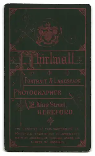 Fotografie J. Thirlwall, Hereford, 18. King Street, Ernste junge Dame mit blonden Locken und Brosche