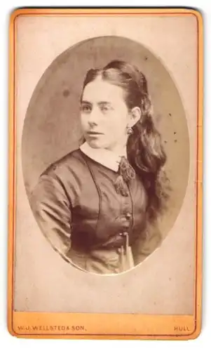 Fotografie W. J. Wellsted & Son, Hull, 19 & 20 Paragon St., Hübsche junge Dame mit langen braunen Haaren