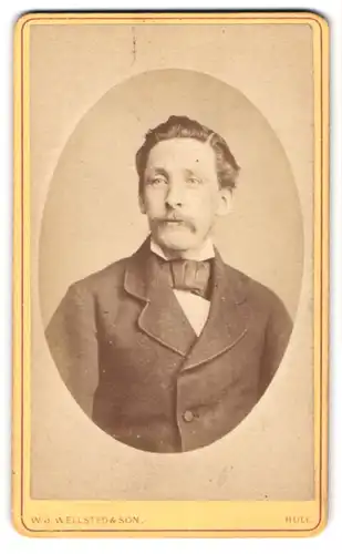 Fotografie W. J. Wellsted & Son, Hull, 19 & 20 Paragon St., Bürgerlicher Herr mit Schnauzbart und Krawattentuch